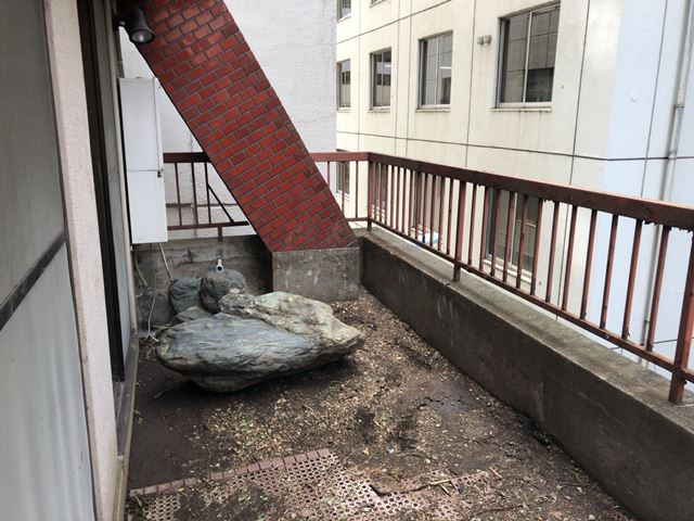 東京都中央区日本橋本町のバルコニー花壇・植栽撤去処分後の様子です。